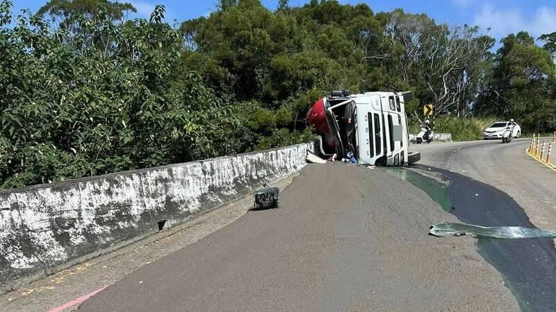 水泥預拌車轉彎翻覆　大量混凝土傾洩而出