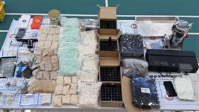 北市警破獲喪屍煙彈分裝場許姓男子涉嫌在網路兜售毒品喪屍煙彈，將新北市淡水區公寓當成毒品分裝場，北市警方獲報循線將他逮捕，查獲喪屍煙油1340瓶、電子菸彈4顆、卡西酮類毒品混合粉末等半成品及1把改造手槍。（翻攝畫面）中央社記者劉建邦傳真  113年11月9日