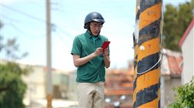 黃新皓劇中撿到紅包而冥婚。（圖／華視、東森超視提供）