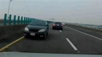 移動神主牌！屏東國三逆向疾駛1車遭擊落