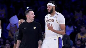 湖人戴維斯（Anthony Davis）比賽中被打傷左眼，主帥瑞迪克上前關心他狀況。（圖／美聯社／達志影像）