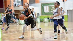 引爆謝珊珊（中）持球上籃得分。（福康文教基金會提供）