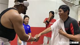 ▲古巴隊外野手德瑞克（Yadir Drake），向味全龍總教練葉君璋毛遂自薦。（圖／記者張沛嘉攝影）