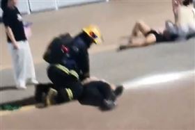 中國珠海體育館10日晚間遭人駕車闖入，數十人運動遭撞輾，跑道上躺滿了傷亡者。（圖／翻攝微博）