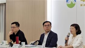 環境部設COP29戰情中心  彙報重點資訊2024年度聯合國氣候變化綱要公約第29次締約方大會（UNFCCC COP29）於亞塞拜然時間11日上午開幕，環境部「COP29戰情中心」同步啟動，首場記者會由氣候變遷署長蔡玲儀（右起）、部長彭(啟)明、台灣氣候行動網絡研究中心總監趙家緯，與台灣前往亞國與會成員視訊連線，關注最新進展。中央社記者張雄風攝  113年11月11日