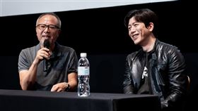 導演鍾孟宏（左）形容莫子儀內心非常堅毅。（圖／本地風光提供）