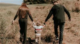 一名網友就抱怨，父母為了生兒子，一連生了5個女兒。如今她做為么女都20多歲了，父母竟然還不死心，想要去領養一個男孩回來。（示意圖／翻攝pexels）