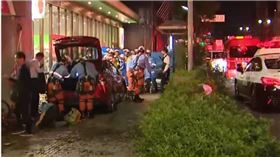 84歲女子駕駛的紅色汽車直衝人行道。（圖／YouTube　TBS NEWS DIG Powered by JNN）