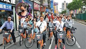 黃心緗當年僅是柯粉志工成員，在橘子引介下與柯漸漸熟識，並擔任民眾黨主席辦公室隨行祕書。（翻攝陳思宇臉書）