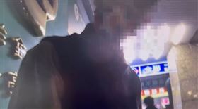 老翁「投資普洱茶」遇詐騙！求民眾幫操作ATM　美女警1招急阻詐。（圖／翻攝畫面）