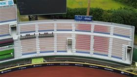 樂天桃園棒球場優化改善工程今年4月18日完工驗收，並在4月26日正式啟用，外野紅色座椅近期卻被發現褪色情形。體育局表示，已要求廠商負起保固責任，將於114年2月燈會結束後進場更換。（民進黨桃園市議員黃瓊慧提供）