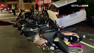 疑恍神釀禍！汽車自撞波及11機車、腳踏車