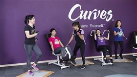 Curves可爾姿推出專屬女性的「女神增肌減脂賽」，最大獎祭出10萬元現金，最終由41歲鋼琴老師拔得頭籌。（圖／Curves可爾姿提供）