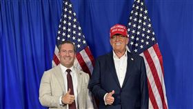 川普（右）邀陸軍特種部隊出身的共和黨聯邦眾議員瓦爾茲（左）出任白宮國家安全顧問。（圖／翻攝自Mike Waltz粉專）
