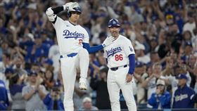 ▲大谷翔平上壘做出《七龍珠》招牌合體動作。（圖／美聯社／達志影像）