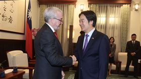 賴總統接見捷克眾議院友台小組訪團（1）總統賴清德（前右）12日在總統府接見捷克眾議院友台小組訪問團，歡迎友台小組主席班達（Marek Benda）（前左）率團訪台，兩人握手致意。中央社記者張皓安攝  113年11月12日