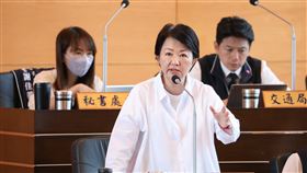 中央總預算案卡關 盧秀燕喊話中央政府總預算案卡關，11日中午朝野「和解飯」破局，台中市長盧秀燕（前）在議會表示，她相信行政院長卓榮泰、立法院長韓國瑜有智慧，一定會解決。中央社記者趙麗妍攝  113年10月11日