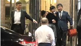 國民黨立委王鴻薇今（12）日爆料指出，衛福部前部長陳時中以及前次長王必勝於今年8月6日出席一個場合，會後陳被拍到與香肩美女比肩而出。（圖／翻攝王鴻薇臉書)