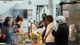 2022年CPI創14年來最大漲幅（1）行政院主計總處6日公布2022年全年消費者物價指數年增率（CPI）為2.95%，創2009年以來最大漲幅，主要上漲壓力來自食物等，均與民生密切相關。圖為高雄市苓雅區民眾傍晚在便當店排隊買晚餐。中央社記者董俊志攝  112年1月6日