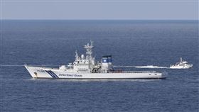 日本海上保安廳的巡邏船在搜尋沉沒掃雷艇。（圖／美聯社／達志影像）