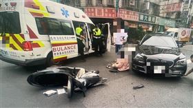 遭撞的楊女無奈地坐在地上，表情相當痛苦。（圖／警方提供）