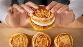 明（13日）起早餐時段開賣McGriddles「厚鬆餅堡系列」。麥當勞提供