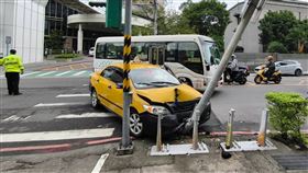 輔大站,捷運,計程車,小黃,路燈桿,失控