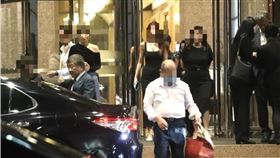 國民黨立委王鴻薇今（12）日爆料指出，衛福部前部長陳時中以及前次長王必勝於今年8月6日出席一個場合，會後陳被拍到與香肩美女比肩而出。（圖／翻攝王鴻薇臉書)