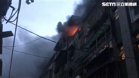 台北市南港區忠孝東路六段269巷4弄內民宅竄出火煙。（圖／翻攝畫面）