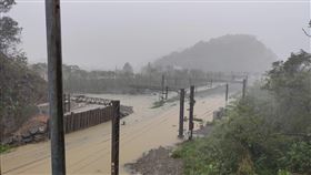 豪雨影響  台鐵宜蘭部分路段淹水台鐵12日指出，受豪雨影響，新馬站與蘇澳新站間東西線（K89+500~600）下午水淹過軌面，雙線不通。（台鐵提供）中央社記者汪淑芬傳真  113年11月12日