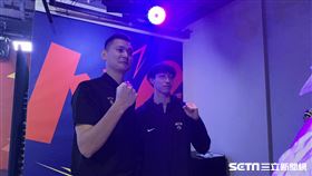 政大男籃總教練陳子威（左）、新隊長宋昕澔（右）出席UBA開季記者會。（圖／記者蔡厚瑄攝影）