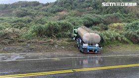 新北黃男駕駛化學槽車行經濱海公路時失控衝向對面車道邊坡。（圖／翻攝畫面）