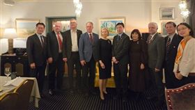 左起依序：李憲章大使、Ugis Rotbergs、Ainars Latkovskis、Girts Valdis Kristovkis、 Irma Kalnina(中）、副主委沈有忠、Anna Rancane、Janis Vucans 、朱祐誼處長、傳譯趙瑩小姐。（圖／陸委會提供)