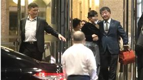 國民黨立委王鴻薇今（12）日爆料指出，衛福部前部長陳時中以及前次長王必勝於今年8月6日出席一個場合，會後陳被拍到與香肩美女比肩而出。（圖／翻攝王鴻薇臉書)