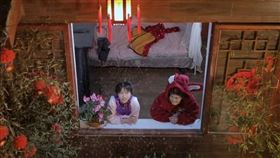 「中國第一網紅」李子柒在停更3年後，12日無預警在各社交平台更新影片，並發文表示：「這個大漆視頻遲到了四年」、「很想你們」。（圖／翻攝YT／李子柒 Liziqi）