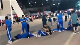 中國珠海體育館10日晚間遭人駕車闖入，數十人運動遭撞輾，跑道上躺滿了傷亡者。（圖／翻攝微博）