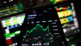 台股盤中下跌逾400點（1）美股道瓊和標準普爾指數再創新高，不過台積電ADR下挫逾3%，台積電和主要電子權值股領跌，台北股市12日開低走低，早盤下跌超過400點，暫失短期均線和月線。中央社記者吳家昇攝  113年11月12日