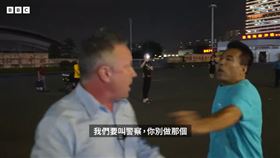 BBC記者到珠海體育中心報導，被一名中國男子推擠驅離。（圖／翻攝BBC News 中文）
