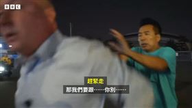 BBC記者到珠海體育中心報導，被一名中國男子推擠驅離。（圖／翻攝BBC News 中文）