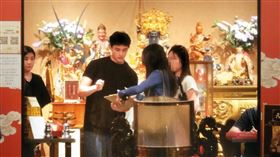 10/7，18:55，林翊綺（左一）被Alex（左二）求婚成功不久，也傳兩人之間「能量」息息相關。