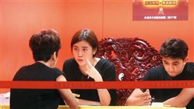 10/7，19:21，林翊綺（中）與Alex（右）整晚忙碌，忙著應對前仆後繼的信徒。