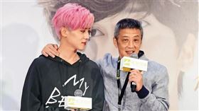 畢書盡（左）曾視李亞明（右）為親生父親，沒想到一離開他旗下，隨即遭翻臉提告。