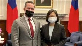 瓦爾茲曾訪台見蔡英文（圖／翻攝自X@RepWaltzPress）