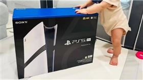 老公帶著兒子前往大樹藥局購物，結果回來時竟「換了PS5回家」，不少網友笑稱，老公不敢說實話，才會說是換到的。（圖／翻攝自Threads）