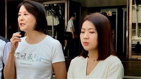 指監委高涌誠施壓檢察官陳隆翔  藍營提告恐嚇國民黨立委參選人羅智強（左2）等人指控監察委員高涌誠依照職務上權力恐嚇檢察官陳隆翔，3日羅智強與黨籍立委王鴻薇（右2）及台北市議員王欣儀（左）、徐巧芯（右）到台北地檢署遞狀告發高涌誠涉嫌刑法恐嚇罪，並請檢察官依法偵辦。中央社記者林長順攝  112年7月3日