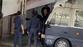 ▲柯文哲頂著大光頭走下囚車。（圖／翻攝畫面）