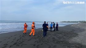 74歲的郭姓男子身穿泳褲，救上岸已經沒有呼吸心跳。（圖／翻攝畫面）
