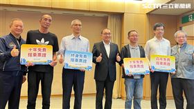 市長特別頒發免費捷運搭乘票券，給現場見義勇為的4勇者。（圖／記者黃翎瑄攝）