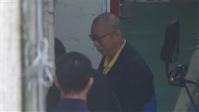 北檢偵辦京華城案  再度提訊柯文哲（1）台北地檢署偵辦京華城案，13日再度提訊在押的前台北市長柯文哲（右），他以光頭造型走下囚車，讓在場守候的記者一度認不出來。中央社記者吳家昇攝  113年11月13日