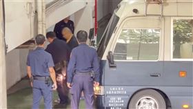 ▲柯文哲頂著大光頭走下囚車。（圖／翻攝畫面）